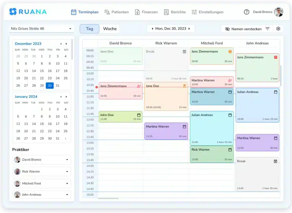 Ein Screenshot der Ruana Software-Benutzeroberfläche, der einen detaillierten Tages-Terminplan für vier verschiedene Therapeuten zeigt, inklusive Kalenderansicht und Patientenlisten.