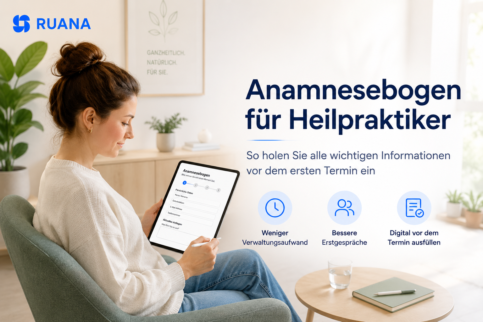 Patient füllt einen digitalen Anamnesebogen auf einem Tablet in einer modernen Heilpraktikerpraxis aus. Die Ruana-Software unterstützt Heilpraktiker bei der digitalen Patientenaufnahme vor dem Ersttermin.